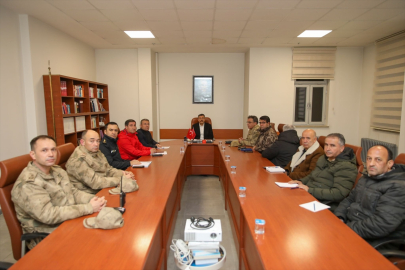 Hakkari'deki depremlerde 28 ev ve 1 ahırda çatlaklar tespit edildi