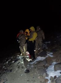 Ağrı Dağı'nda zirveye yakın bölgede düşerek yaralanan Ukraynalı turist kurtarıldı