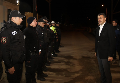Hakkari Valisi Çelik, görev başındaki personeli ziyaret etti