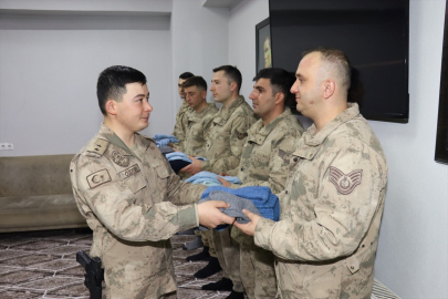 Gurbetçi Meryem Bayram'ın ördüğü çorap ve atkılar Hakkari'de jandarma personeline dağıtıldı