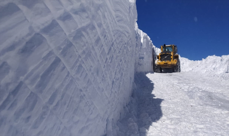 Hakkari'de üs bölgelerinin yolunu açmak için metrelerce karla mücadele ediliyor