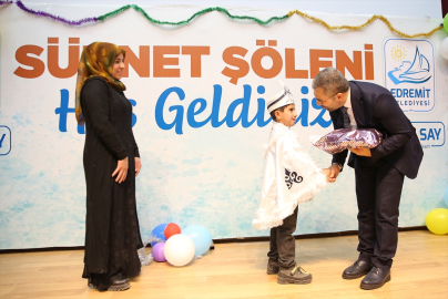 Van'da sünnet ettirilen 54 çocuğa kirveleri tarafından hediyeleri verildi