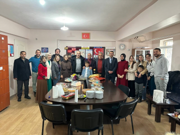 Van'da doğum gününde emekli olan öğretmene  duygulandıran veda