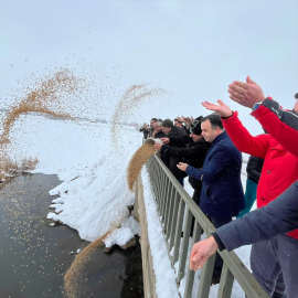 Çaldıran'da yaban hayvanları için doğaya yem bırakıldı