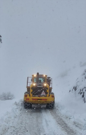 Şemdinli'de yolu kardan kapanan mezrada mahsur kalan hasta hastaneye yetiştirildi