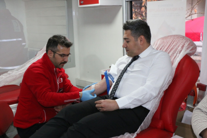 Hizan Kaymakamı Özçelik, kan bağışında bulundu