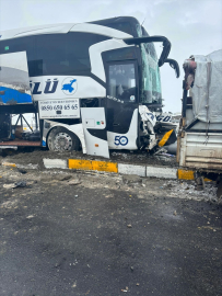 Ağrı&#039;da yolcu otobüsü ile kamyonetin karıştığı kazada 11 kişi yaralandı