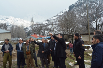 Şemdinli Kaymakamı Ateş toprak kaymasının yaşandığı bölgelerde incelemede bulundu