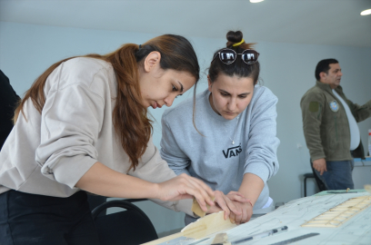 Yüksekova'da model uçak kursuna katılan öğretmenler öğrencilerine havacılığı sevdirecek