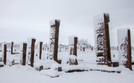 Ahlat&#039;taki Selçuklu Meydan Mezarlığı karla kaplandı