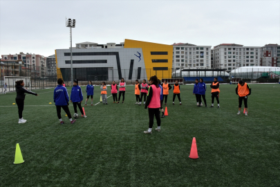 Üst ligleri hedefleyen Vanlı kız futbolcular, milli takım hayali kuruyor