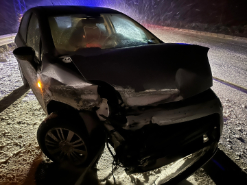 Erzurum&#039;da bariyerlere çarpan otomobildeki 3 kişi yaralandı