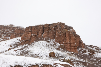 Erzurum&#039;daki Narman Peribacaları beyaza büründü