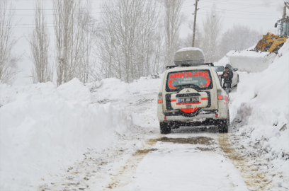 Hakkari&#039;de yolu kapanan köyde doğum sancıları başlayan kadın ekiplerce hastaneye ulaştırıldı