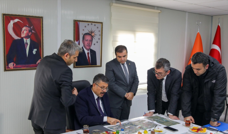 Hakkari Valisi Çelik, heyelan bölgesinde incelemelerde bulundu