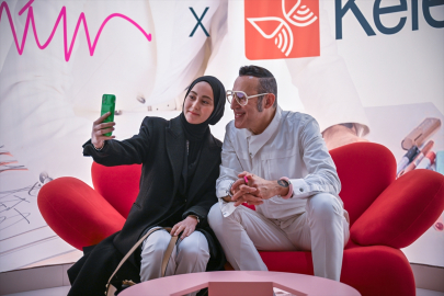 Tasarımcı Karim Rashid, İstanbul Mobilya Fuarı&#039;nda Kelebek Mobilya standında hayranlarıyla buluştu