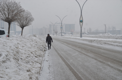 Van, Hakkari ve Bitlis&#039;te 50 yerleşim birimine ulaşım sağlanamıyor