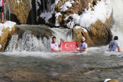 Dondurucu soğuğa rağmen Muradiye Şelalesi&#039;nin döküldüğü alanda yüzdüler