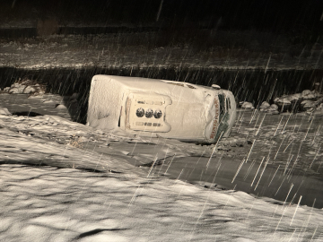 Erzurum&#039;da şarampole yuvarlanan midibüsteki 12 kişi yaralandı