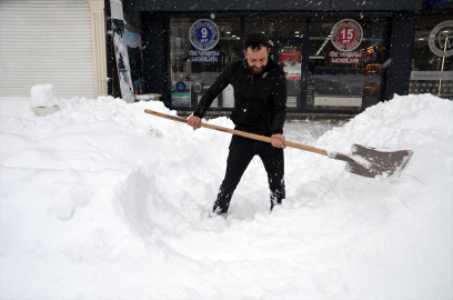 Hakkari&#039;de tek katlı evler ve arabalar karla kaplandı