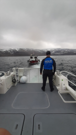 Van Gölü açıklarında motor arızası nedeniyle sürüklenen balıkçı teknesini deniz polisi kurtardı