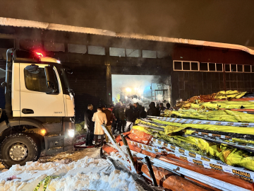 Hakkari&#039;de kapı, pencere imalathanesinde çıkan yangın hasara neden oldu