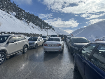 Palandöken Kayak Merkezi&#039;nde yarıyıl tatili yoğunluğu yaşanıyor