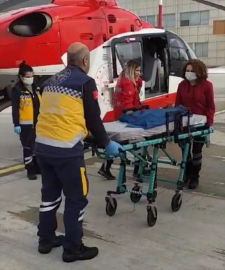 Van&#039;da doğumdan sonra rahatsızlanan kadın ve bebeği ambulans helikopterle hastaneye ulaştırıldı