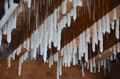 Doğu Anadolu'da dere ve nehirler buz tuttu