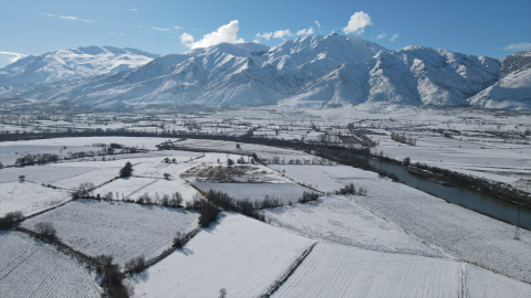Karasu Nehri&#039;nin oluşturduğu mendereslerin çevresi karla kaplandı