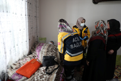 Van&#039;da yolu kardan kapanan mahalledeki hasta, ekiplerin çalışmasıyla hastaneye ulaştırıldı