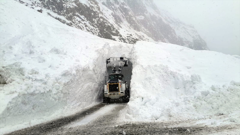 Yüksekova&#039;da ekipler çığ nedeniyle kapanan Dağlıca yolunu açmaya çalışıyor