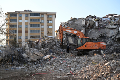 Malatya&#039;da ağır hasarlı binaların yıkımı sürüyor
