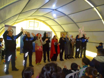 Malatya'da polislerden depremzede çocuklara tiyatro gösterisi