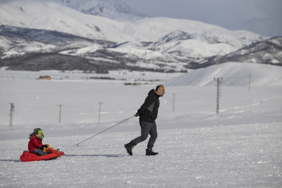 Meşe ormanıyla çevrili Ovacık Kayak Merkezi birçok ilden kayak tutkunlarını ağırlıyor