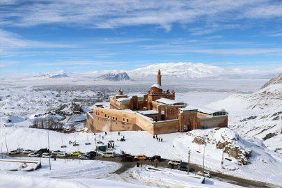 Sömestirde kültür yolculuğuna çıkanların Doğu'daki durağı İshak Paşa Sarayı