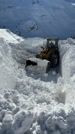 Van&#039;da ekipler çığ nedeniyle kapanan yolu açmaya çalışıyor