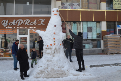 Muş'ta esnaf kardan adam yaptı