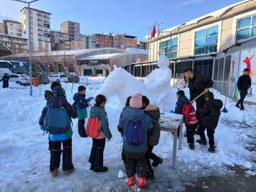 Hakkari'de öğretmen ve öğrenciler kardan heykel yaptı
