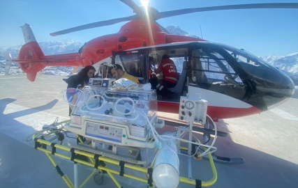 Hakkari&#039;de rahatsızlanan 8 günlük bebek ambulans helikopterle Van&#039;a getirildi