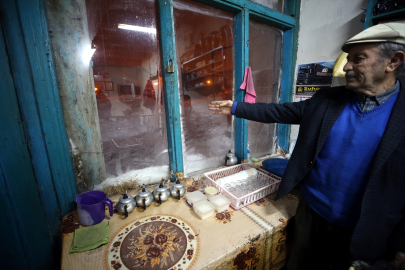 Sıcaklığın gece eksi 33&#039;e düştüğü Ardahan Çıldır&#039;da hayat dondu