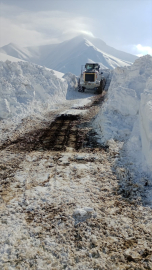 Yüksekova&#039;da metrelerce kar altındaki yollarda çalışmalar sürüyor