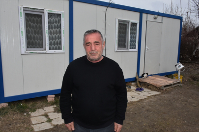 6 ŞUBAT DEPREMLERİNİN BİRİNCİ YILI - Depremde yola savrulan cep telefonu sayesinde kurtulan aile yaşadıklarını unutamıyor