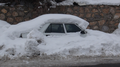Bitlis&#039;te kar ve soğuk hava esnafı olumsuz etkiliyor