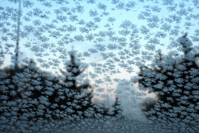 Doğu Anadolu&#039;da akarsular dondu, çatılarda buz sarkıtları oluştu