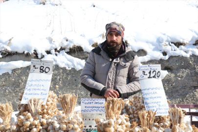 Erzurumlu pazarcıların dondurucu soğukta ekmek mücadelesi
