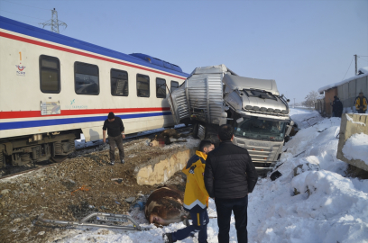 Muş&#039;ta hemzemin geçitte trenin çarptığı tırdaki 2 kişi öldü