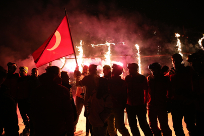 Bitlis'te meşaleli kayak ve havai fişek gösterisi yapıldı