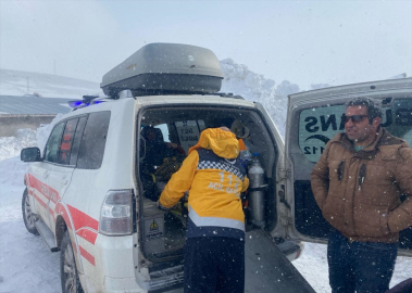 Iğdır'da kar nedeniyle mahsur kalan hamile kadın ekiplerin çalışmasıyla hastaneye ulaştırıldı