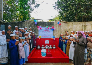 Malatya&#039;da öğretmenler depremde ölen öğrencileri için Bangladeş&#039;te su kuyusu açtırdı